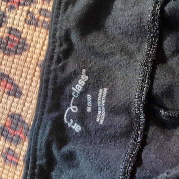 Like new old navy cherry tee, black art class leggings with pockets - Picture 4 of 5